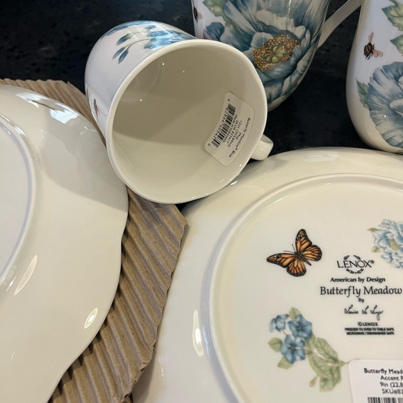 Lenox Butterfly Meadow Blue 12 piece Dinnerware set BONUS Tea Kettle - Picture 4 of 10